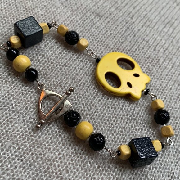 CREATION - 🖤 Handmade Yellow & black Skull Bracelet & Earrings Set - Picture 8 of 9
